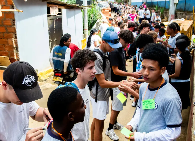 Estudiantes franceses visitan un colegio de Manrique, en Medellín, como intercambio cultural y de saberes