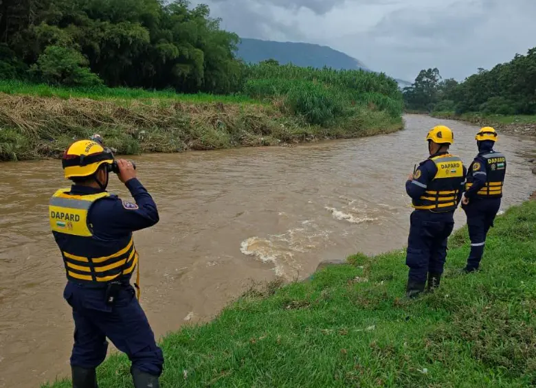 Organismos de socorro trabajaron durante varios días en la zona del río Medellín para recuperar el cuerpo y continuar la búsqueda del segundo desaparecido. FOTO tomada de X @FicoGutierrez