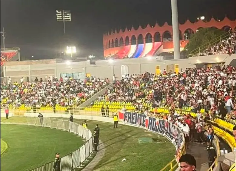 La hinchada de Junior acompañó a su equipos en las tribunas del estadio de Cartagena. Lástima los incidentes que se presentaron al final. FOTO TOMADA DE X