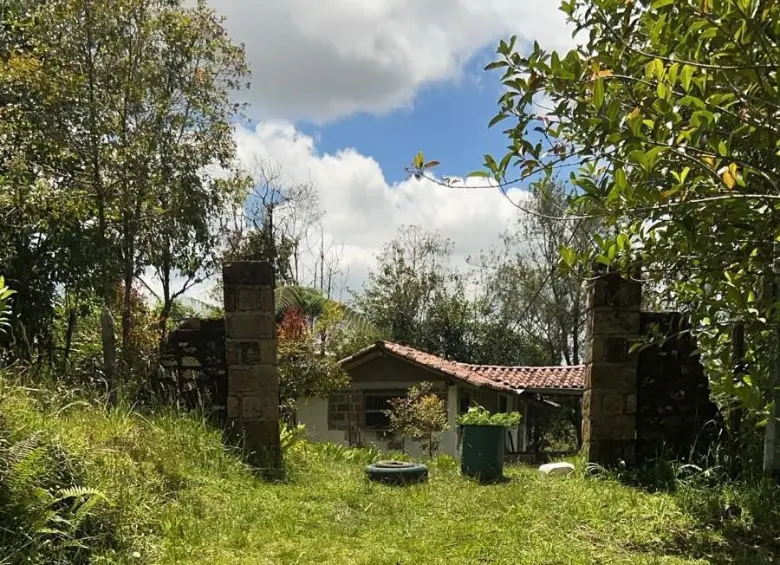 En esta casa rural en la vereda San Juan, en La Unión, fueron masacradas cuatro personas el sábado 30 de agosto. FOTO Cortesía Mi Oriente