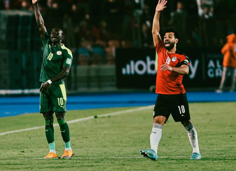 El delantero snegalés Sadio Mané y el extremo egipcio Mohamed Salah se enfrenarán en una de las semifinales del torneo africano. Foto: tomada del x de @CAF_Online