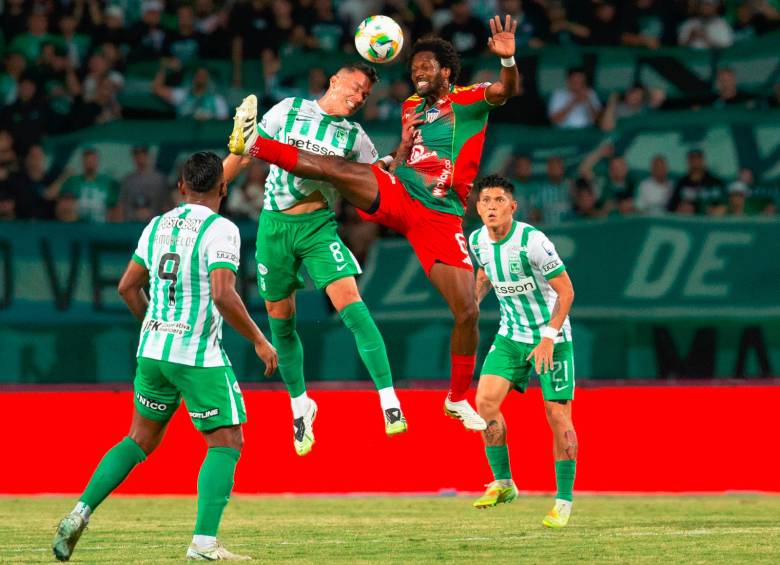 Nacional igualó con Junior en Ditaires. En la imagen, Matheus Uribe y Didier Moreno disputan la pelota. FOTO CAMILO SUÁREZ