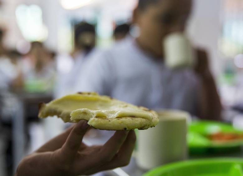 Imagen de referencia de niños recibiendo raciones alimentarias de la Alcaldía. Foto: Julio César Herrera E.