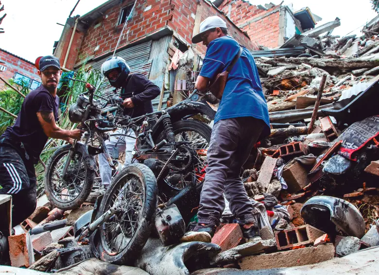 Así quedaron las viviendas luego del colapso estructural en el barrio La Cruz. Los dueños de las motos afectadas intentaron recuperarlas entre los escombros. FOTO JULIO CÉSAR HERRERA