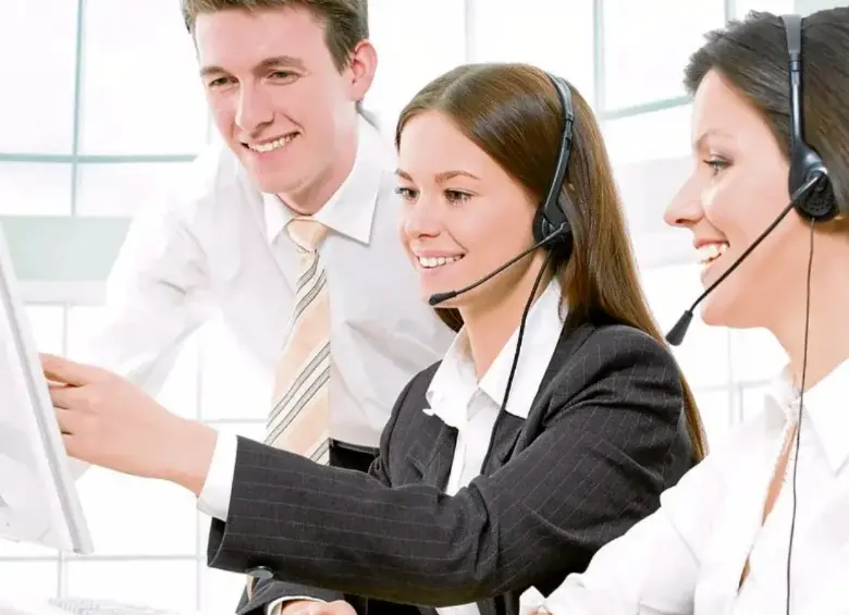Equipo de Tessi en Colombia trabajando en áreas de call center y atención al cliente.