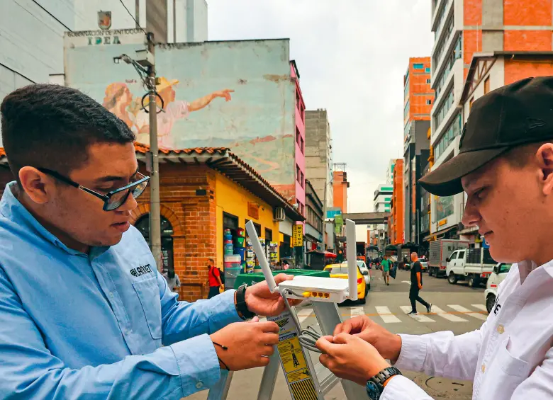 Sebastián Giraldo y Jorge Andrés Duque fueron los creadores de Lannet, la empresa de internet ideada en El Hueco para mejorar el servicio para los establecimientos comerciales de la zona. FOTO MANUEL SALDARRIAGA