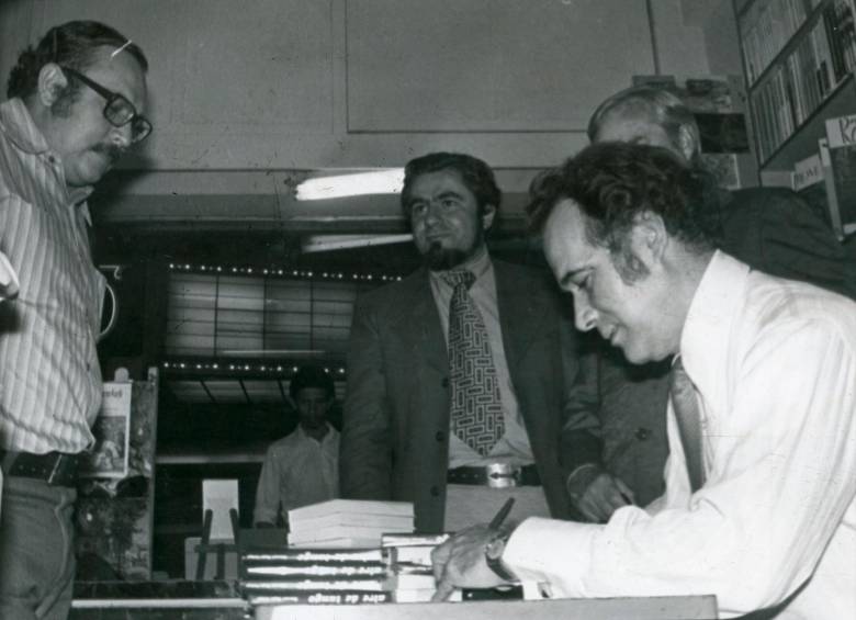 Manuel Mejía Vallejo firmando su libro Aire de Tango en la Librería Aguirre. Al frente Elkin Restrepo. Foto Archivo.