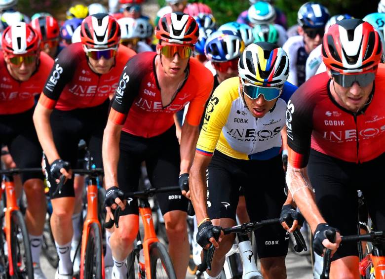 Egan Bernal, vigente campeón nacional de ruta, sorprende con su nivel en el Giro. FOTO: X-INEOS