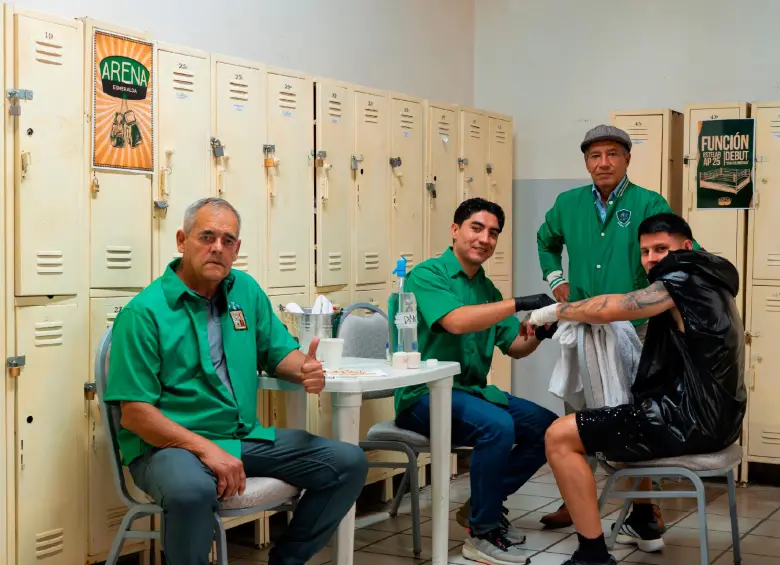 Daniel Arcila, quien en el camerino se ve junto a otros hombres que dejaron huella en León, como Martín César ‘El Chavo’ Peña y Marco Antonio ‘Chato’ Ferreira, ya está listo para dejar huella en el fútbol de México. Un gladiador en la cancha tendrá el equipo de James Rodríguez. FOTO X-CLUB LEÓN