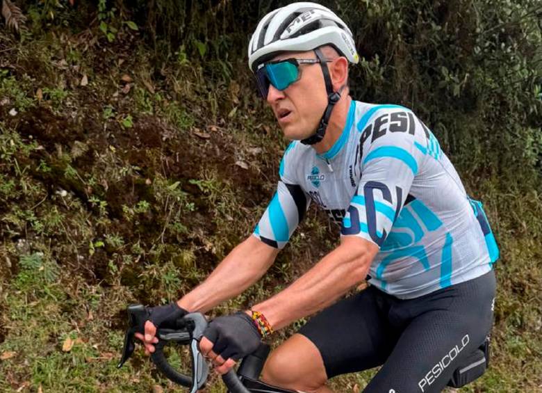 Jorge Humberto “Piyuyo” Martínez, ahora con 50 años de edad, sigue dando batalla en su bicicleta entre corredores aficionados. Regresa este domingo al Clásico El Colombiano, en el que ganó varias veces. FOTO: CORTESÍA