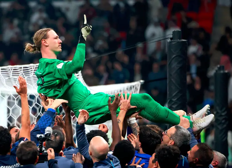 El portero Safonov fue alzado en brazos por sus compañeros tras atajar 4 penaltis y darl;e el títulos al PSG. FOTO FIFA