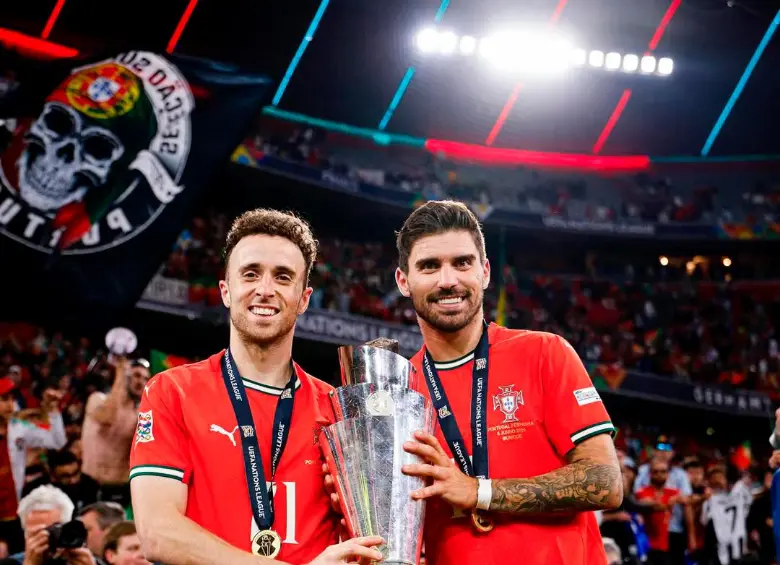 Diogo Jota y su gran amigo, Rúben Neves, celebran la obtención del título de la Nations League que consiguieron el 8 de junio del 2025 con Portugal. FOTO: TOMADA DEL INSTAGRAM DE @Ruben Neves