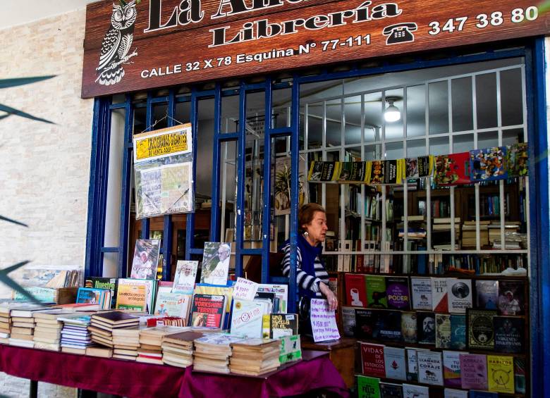 En el barrio Belén, la fachada de La Anticuaria guarda una de las librerías más queridas de Medellín. FOTO Julio César Herrera
