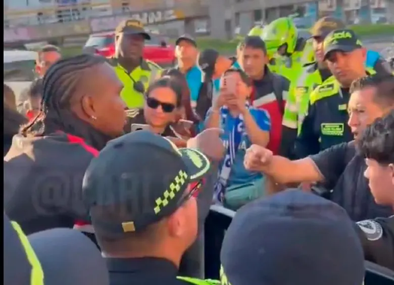 La imagen del video en el que Rodallega encara al aficionado que presuntamente lo agredió con una piedra. FOTO PANTALLAZO TOMADO DEL VIDEO DE X DE @CarlosAfutbol