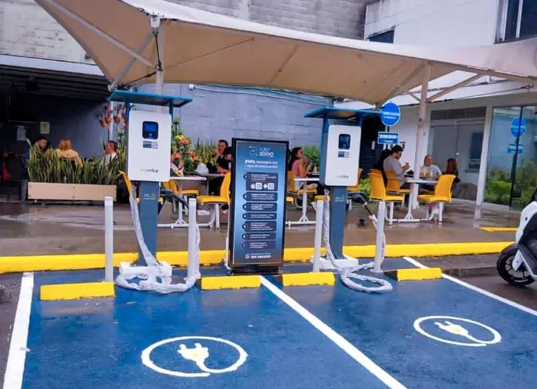 Primera electrolinera de Evinka Tech en La Aguacatala, Medellín, parte del corredor eléctrico que conectará la capital antioqueña con Bogotá. FOTO suministrada por Somos Colectivo Agencia