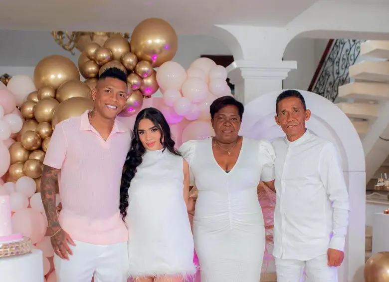 Billy Arce, junto a su familia, antes del nacimiento de su hija a la que ha publicado con prendas alusivas a Nacional. FOTOs instagram billy arce