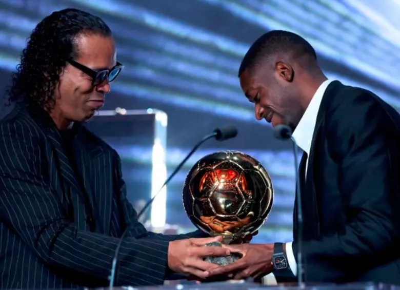Ronaldinho entregándole el Balón de Oro a Dembelé. FOTO AFP