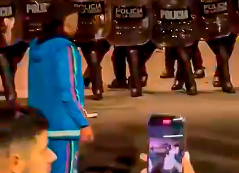 Dayro moreno a las afueras del hotel durante los desmanes entre hinchas y fuerza pública en Argentina. Foto: Captura de vídeo tomado de X @TendenciaDepCol