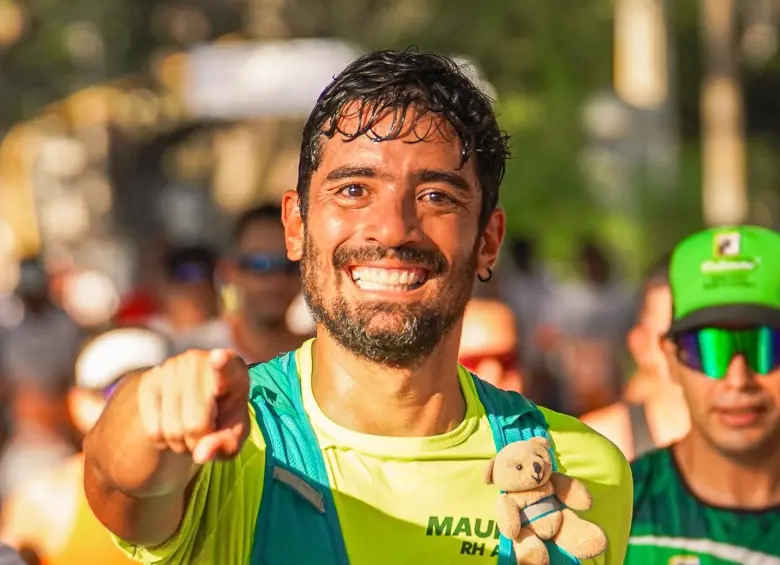Mauro no corre solo. Corre con el osito que le dejó su hijo fallecido Tomás. Foto: Cortesía. 