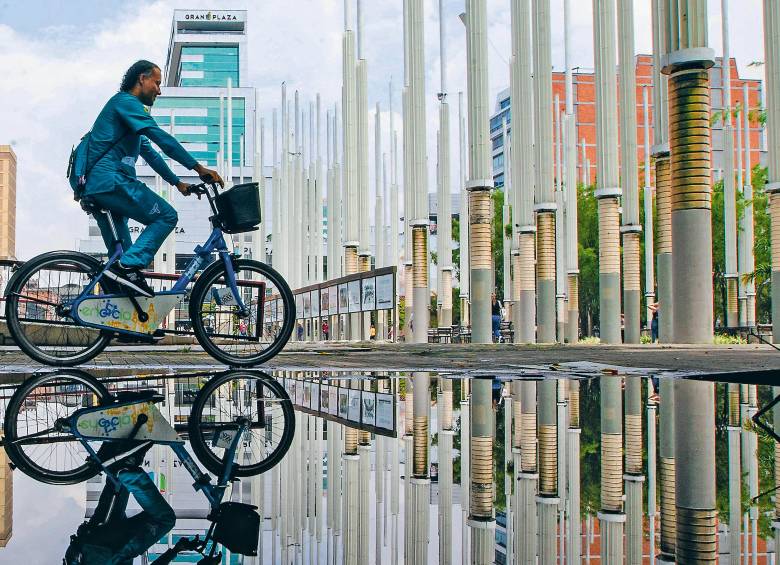 Reflejos de ciudad en los parques de Medellín. En la foto, parque de Las Luces, entre la Biblioteca EPM, los edificios Vásquez y Carré, y la Estación del Ferrocarril, en el centro. 2024. FOTO: Julio César Herrera. 