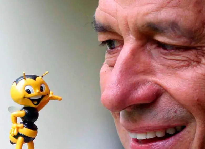 Jaime Uribe creador de la abejita Conavi. Este “animalito” rondó desde los tiros de esquina hasta los salones de clase. FOTO Manuel Saldarriaga