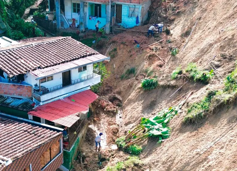 Durante la emergencia de este jueves, fallecieron al menos cinco personas, pertenecientes a dos familias. Buscan a otros tres.