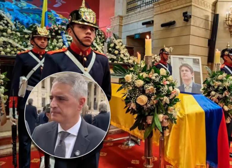 El gobernador de Antioquia, Andrés Julián Rendón, participó de las honras fúnebres que se rindieron al senador y precandidato presidencial Miguel Uribe. FOTOS: Colprensa y Cortesía