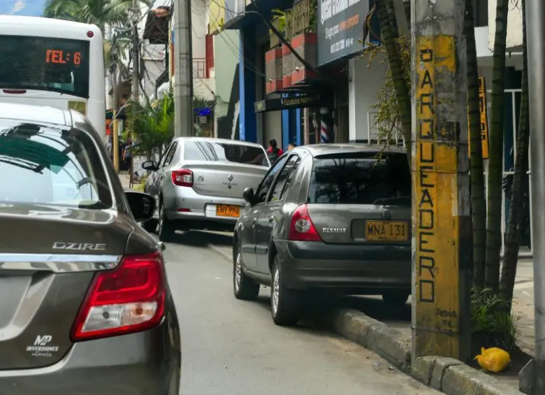 Ni teniendo un parqueadero al lado, algunos conductores son capaces de acatar la norma y dejar sus vehículos bien estacionados. FOTO: EL COLOMBIANO