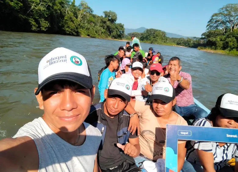 Humberto Babarishora (adelante) coordina proyectos para empoderar a los jóvenes y evitar que terminen en las filas de los grupos armados. FOTO cortesía