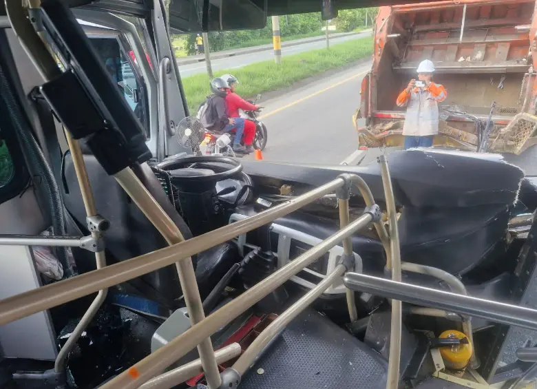 El bus colisionó de frente con la parte trasera del camión recolector. FOTO: Cortesía