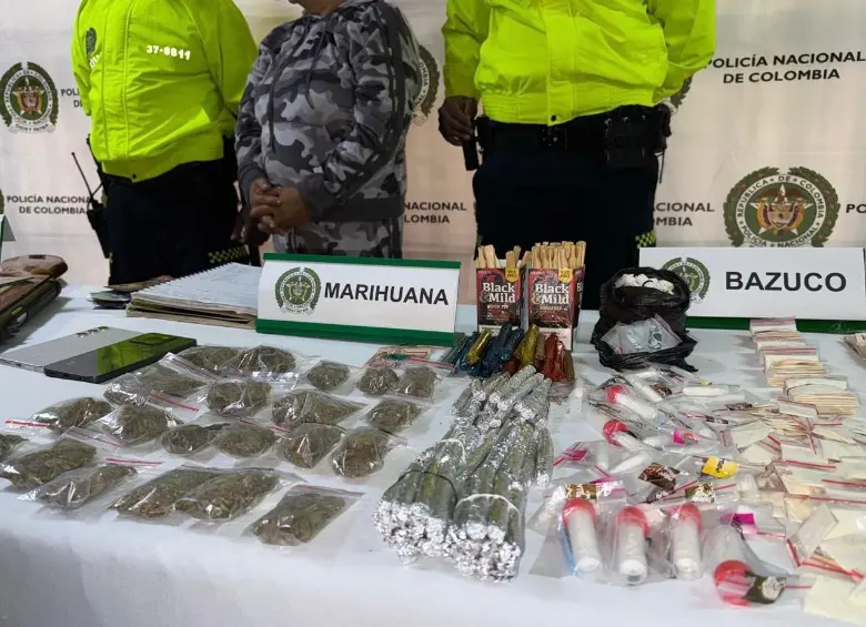 La mujer detenida junto a parte de las drogas incautadas. FOTO: Cortesía