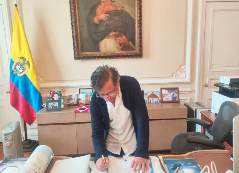 Gustavo Petro firmó el decreto para convocar una consulta popular. FOTO PRESIDENCIA. 