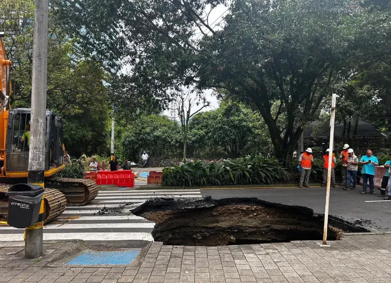 Este hueco fue el que provocó el cierre total de la avenida El Poblado, a la altura del hotel Dann Carlton, durante la noche del martes y la mañana del miércoles. FOTO: FAISURY SÁNCHEZ ARREDONDO