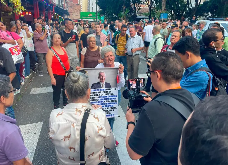 Desde antes de la llegada del expresidente, ya había una multitud en las calles de Sabaneta, que había visto la convocatoria en redes sociales. FOTO: MANUEL SALDARRIAGA