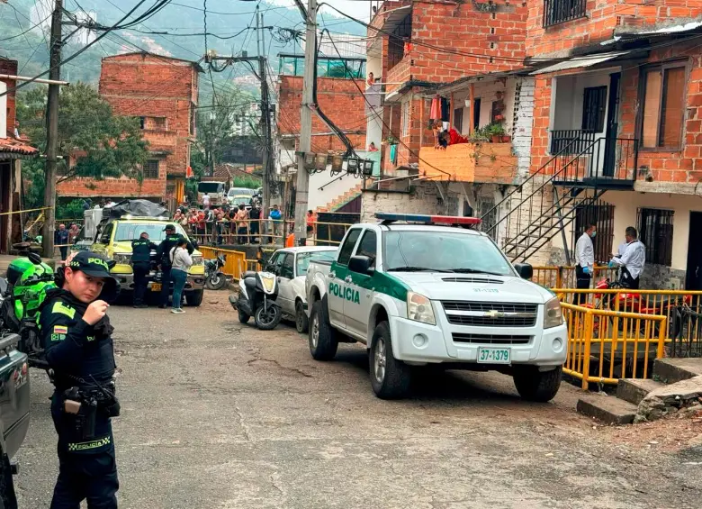 Bomberos Medellín y Sijín de la Policía Metropolitana avanza en las investigaciones relacionadas con la muerte de un hombre por cuenta de las lluvias en la capital antioqueña. FOTO: CORTESÍA