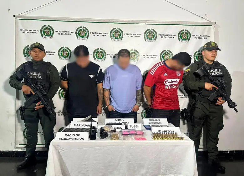 A los hombres que tenían retenido al hombre de 39 años no solo les hallaron armas sino estupefacientes. FOTO: POLICÍA 