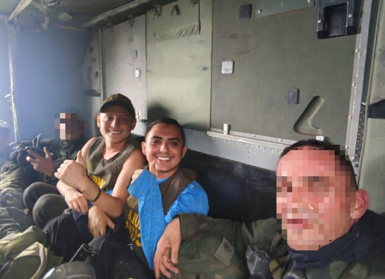 $!Miguel Ayala y Nicolás Pantoja, su mánager, en el momento de su rescate. FOTO: Cortesía Ministerio de Defensa