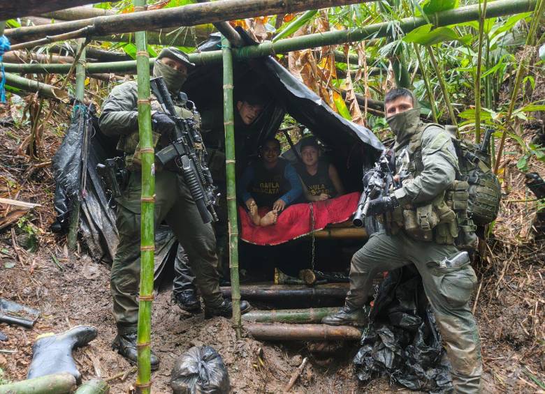 Miguel Ayala y Nicolás Pantoja, su mánager, en el momento de su rescate. FOTO: Cortesía Ministerio de Defensa