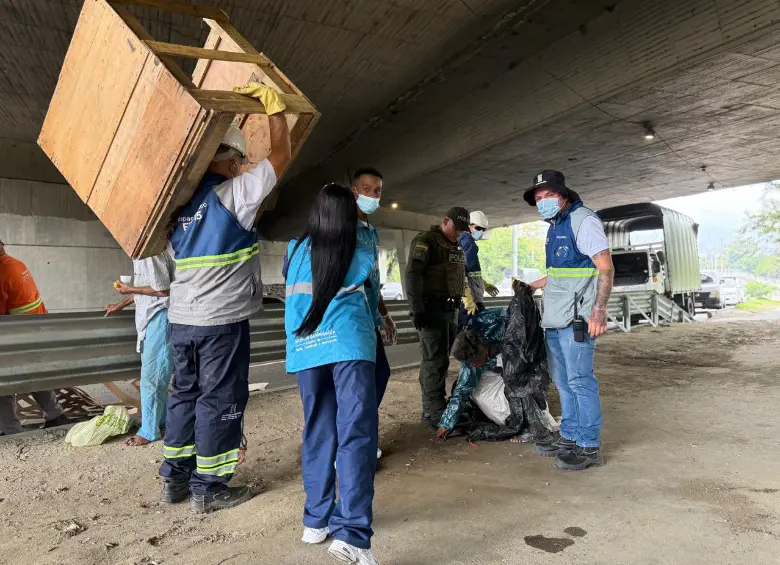 Intervinieron 75 puntos críticos ocupados por habitantes de calle en Medellín: desmontaron más de 4.300 cambuches 