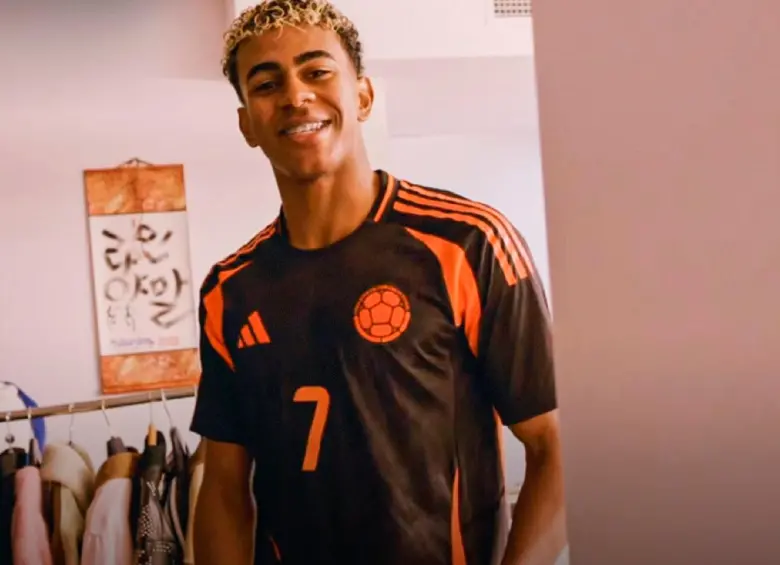 Lamine Yamal con la camiseta de Colombia que intercambió con Luis Díaz. FOTO: Captura de video