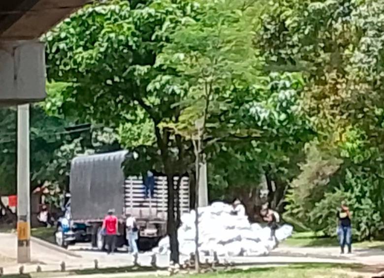 Los costales con desechos industriales fueron dejados en cercanías de la estación de Industriales. FOTO: EMVARIAS