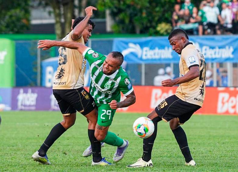 Andrés Sarmiento, uno de los hombres que se destacó en el Verde, ante un rival que lució bien en marca. Foto: Colprensa