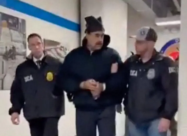 Primeras imágenes de Nicolás Maduro tras ser trasladado a los cuarteles de la DEA, luego de su captura en Venezuela. Foto: AFP