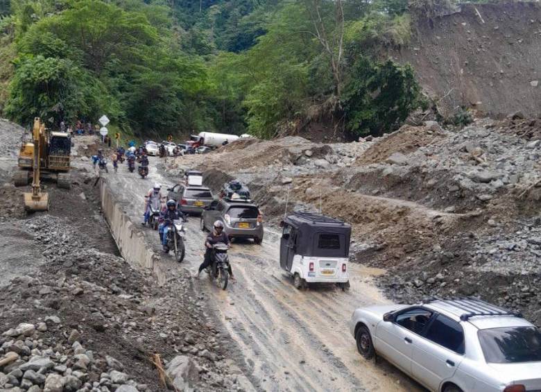 Paso provisional a un solo carril en la vía Dabeiba – Mutatá. FOTO: AUTOPISTAS URABÁ