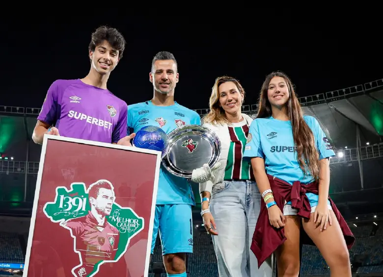 Fábio, al lado de sus seres queridos, celebrando el número de partidos que lleva jugados como profesional. FOTO X-FLUMINENSE