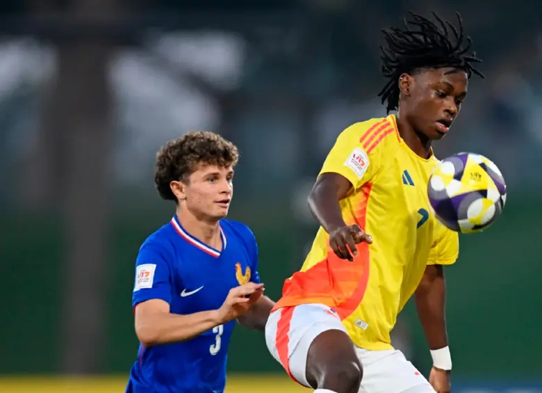 Flórez, quien durante el Mundial mostró desequilibrio, fue esta vez controlado por los jugadores franceses. FOTO @CONMEBOL