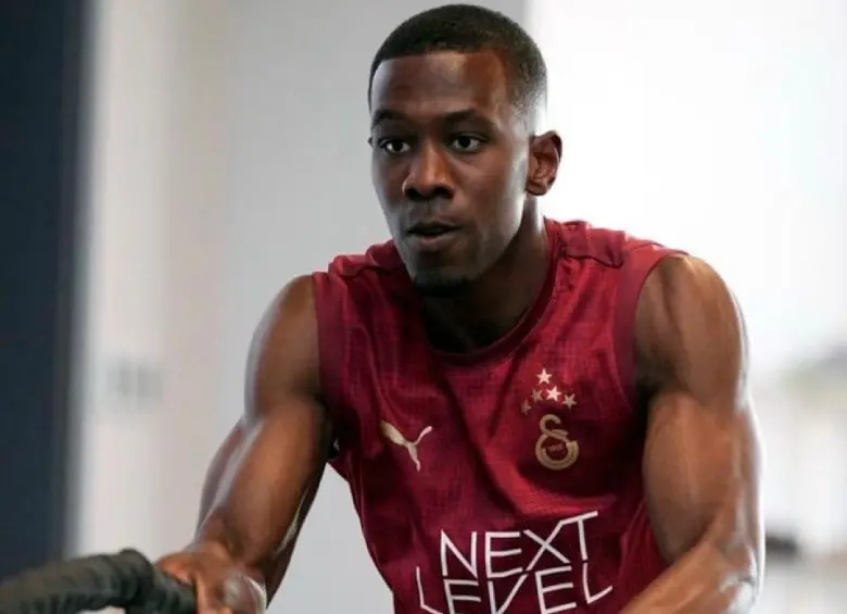 Carlos Cuesta está próximo a definir su futuro futbolístico tras su paso por Galatasaray. FOTO X-GALATASARAY