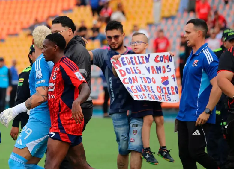 En esta imagen se ve como Yefferson Rodallega trata de llevarse a Washington Aguerre para que no siga en la disputa con un hincha. FOTO JUAN ANTONIO SÁNCHEZ 