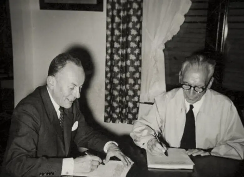 Laureano Gómez y Alberto Lleras firmando el pacto de Benidorm, en España, Imagen: Autor desconocido. Firma de la Declaración de Benidorm, 24.7.1956. Copia en gelatina (Emulsión fotográfica / Papel). 6,2 x 8,8 cm. Colección Museo Nacional de Colombia, Reg.3799 Reproducción: ©Museo Nacional de Colombia / Angela Gómez Cely.