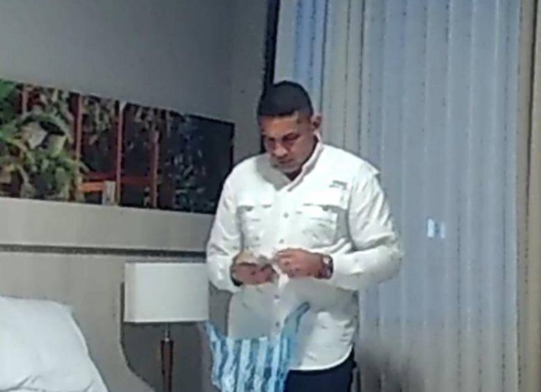 Captura de video donde supuestamente aparece el sargento contando fajos de billetes. FOTO: CAPTURAS DE VIDEO